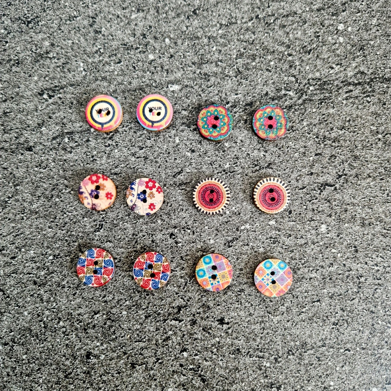 Lot de 12 boutons en bois vintage